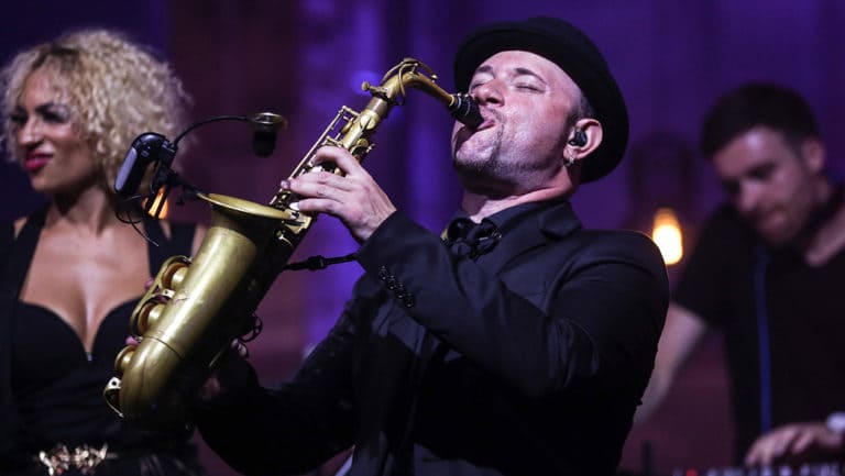 Oleg Rool Musiker in Hannover mit Saxophon