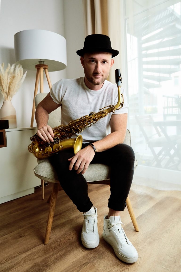 Oleg Rool mit einem Saxophon